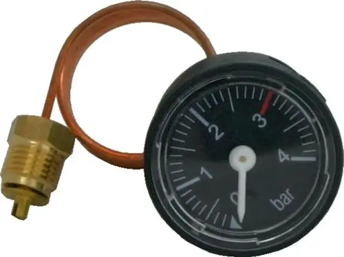 Heizkreismanometer mit einem Ziffernblatt, das den Druck in bar anzeigt. An einem Kupferrohr befestigt, offensichtlich für Heizsysteme der Marke Wolf geeignet.